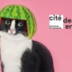 Visuel de l'exposition La cité des enfants à la Cité des sciences et de l'industrie, représentant un chat avec une pastèque sur la tête en guise de casque