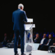 Photo d'un homme parlant à la tribune lors d'un colloque et provenant d'une captation vidéo réalisée par Plan Rapproché