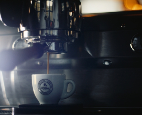 Café coulant de la machine dans une tasse