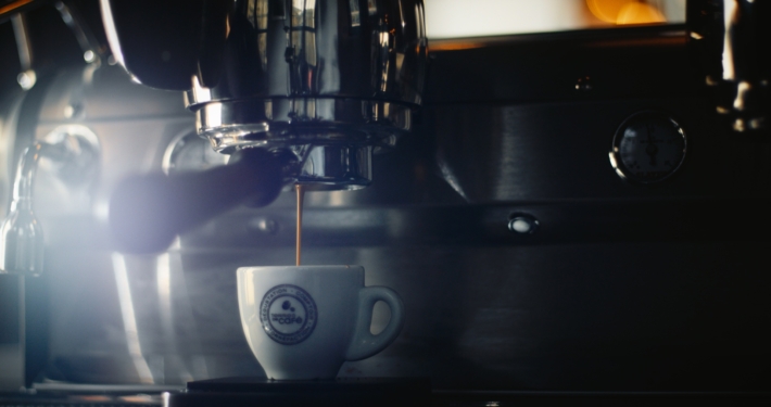 Café coulant de la machine dans une tasse