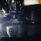 Café coulant de la machine dans une tasse