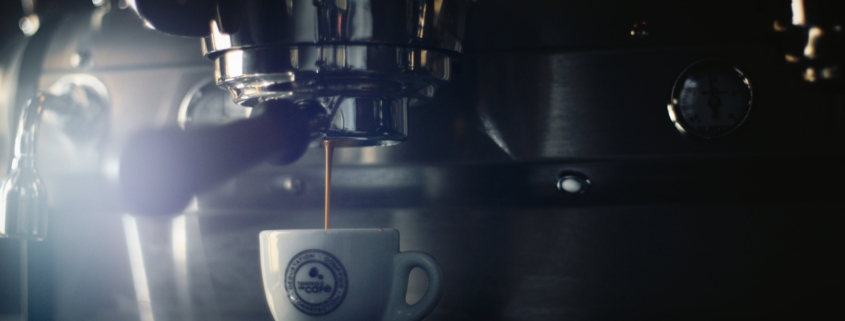 Café coulant de la machine dans une tasse