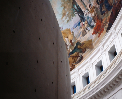 Vue du mur en béton de la Fondation Pinault dans l'ancienne bourse de commerce de Paris, avec les peintures du plafond