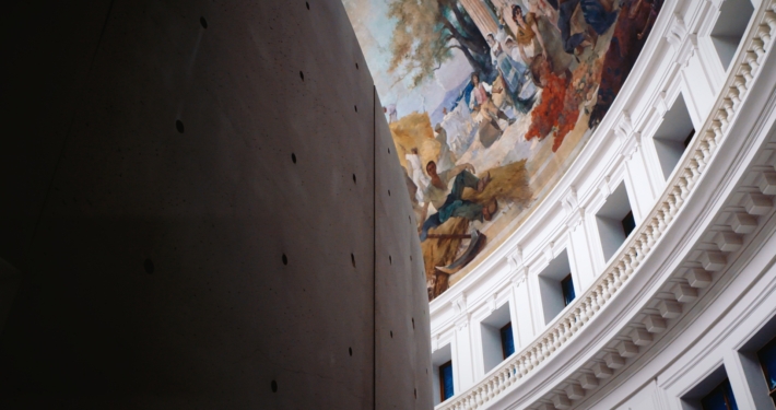 Vue du mur en béton de la Fondation Pinault dans l'ancienne bourse de commerce de Paris, avec les peintures du plafond