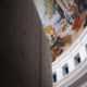 Vue du mur en béton de la Fondation Pinault dans l'ancienne bourse de commerce de Paris, avec les peintures du plafond