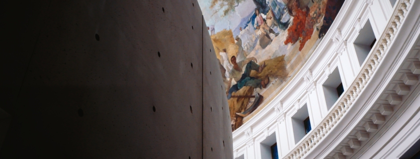 Vue du mur en béton de la Fondation Pinault dans l'ancienne bourse de commerce de Paris, avec les peintures du plafond