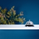 Photo d'une sonnette d'hôtel sur un comptoir blanc et bleu
