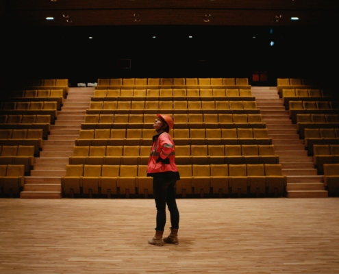 Chef de chantier dans une salle de spectacle récemment terminée.