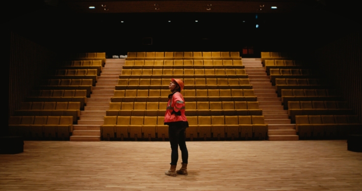 Chef de chantier dans une salle de spectacle récemment terminée.