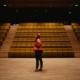 Chef de chantier dans une salle de spectacle récemment terminée.