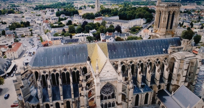 Vue aérienne au drone de la cathédrale de Soissons