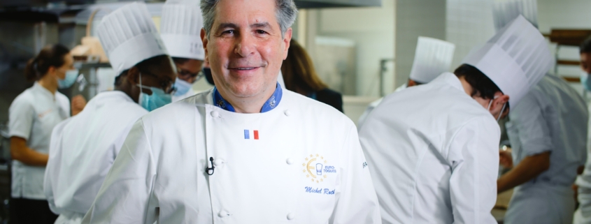 Plan moyen du chef Michel Roth dans une cuisine