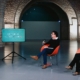 2 invités et une journaliste échangeant sur un plateau TV dans une salle de la cité de l'architecture de Paris