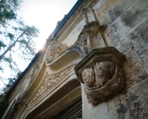 Détail du porche en pierre d'une église