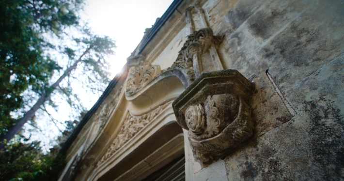 Détail du porche en pierre d'une église