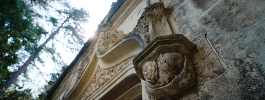 Détail du porche en pierre d'une église