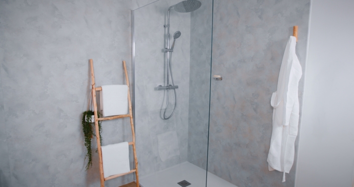 Photo d'une douche neuve réalisée avec un revêtement mural spécifique