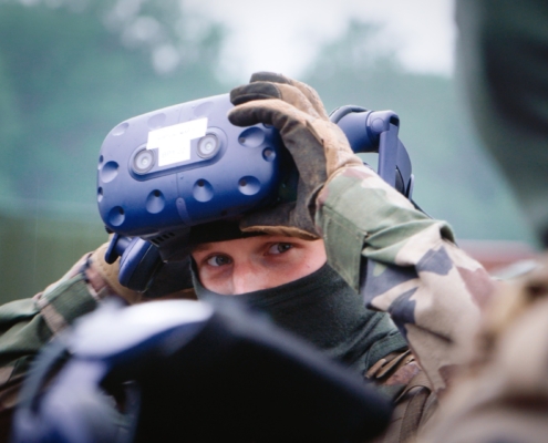 Soldat de l'amrée française mettant un casque de réalité virtuelle sur son visage lors d'une démonstration réalisée pour les festivités du 14 juillet