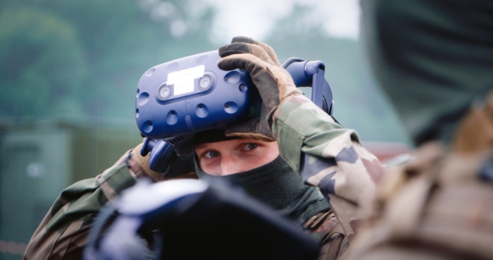 Soldat de l'amrée française mettant un casque de réalité virtuelle sur son visage lors d'une démonstration réalisée pour les festivités du 14 juillet