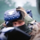 Soldat de l'amrée française mettant un casque de réalité virtuelle sur son visage lors d'une démonstration réalisée pour les festivités du 14 juillet