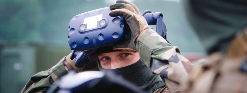 Soldat de l'amrée française mettant un casque de réalité virtuelle sur son visage lors d'une démonstration réalisée pour les festivités du 14 juillet