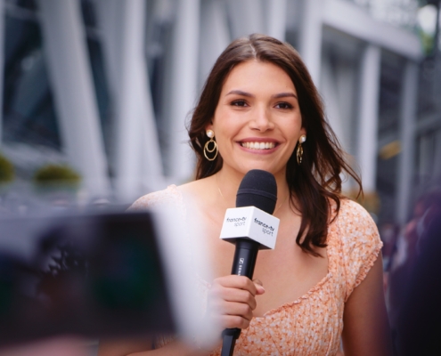 Journaliste en train de se faire interviewer lors d'un duplex