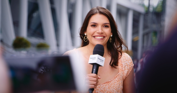 Journaliste en train de se faire interviewer lors d'un duplex