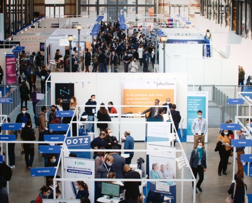 Vue en hauteur des stands lors de l'évènement du PhdTalent Career Fair