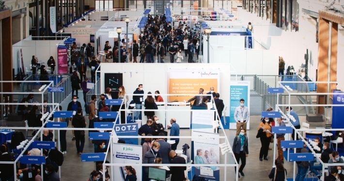 Vue en hauteur des stands lors de l'évènement du PhdTalent Career Fair