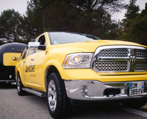 Voiture et caravane jaune lors du Weber Expert Tour