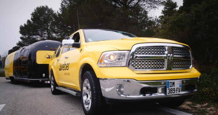 Voiture et caravane jaune lors du Weber Expert Tour