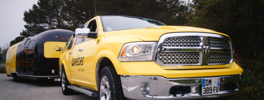 Voiture et caravane jaune lors du Weber Expert Tour