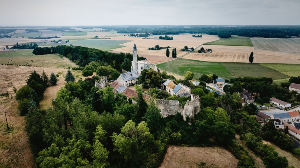 Vue aérienne au drone du château de Marmande sur son promontoir avec sa tour récemment rénovée