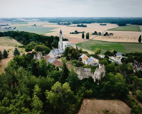 Vue aérienne au drone du château de Marmande sur son promontoir avec sa tour récemment rénovée