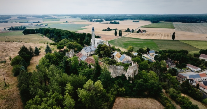 Vue aérienne au drone du château de Marmande sur son promontoir avec sa tour récemment rénovée