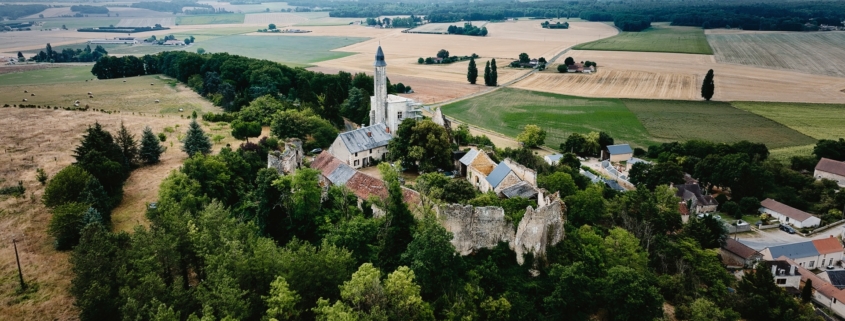 Vue aérienne au drone du château de Marmande sur son promontoir avec sa tour récemment rénovée