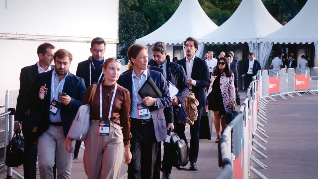 Participants à un évènement en train d'arriver sur site