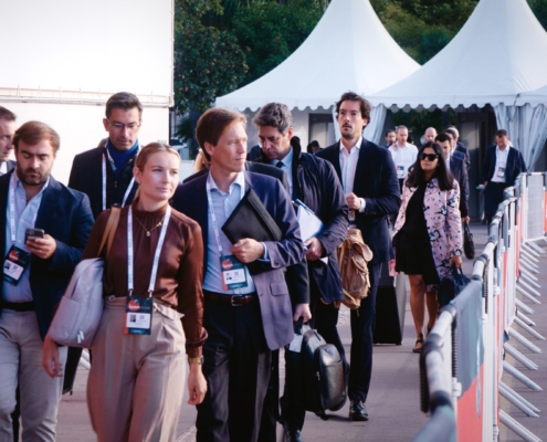 Participants à un évènement en train d'arriver sur site