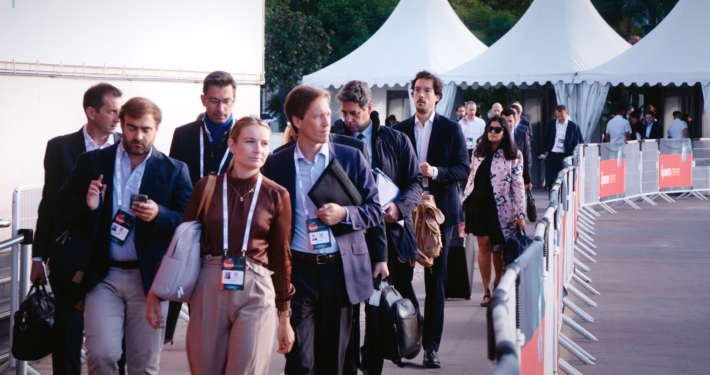 Participants à un évènement en train d'arriver sur site