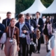 Participants à un évènement en train d'arriver sur site