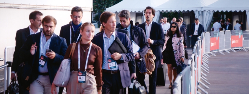 Participants à un évènement en train d'arriver sur site