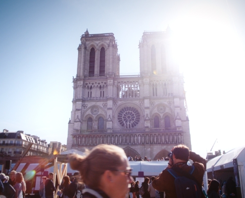 Manifestation durant les journées du patrimoine sur le parvis de la cathédrale Notre-Dame de Paris
