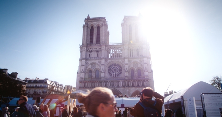 Manifestation durant les journées du patrimoine sur le parvis de la cathédrale Notre-Dame de Paris