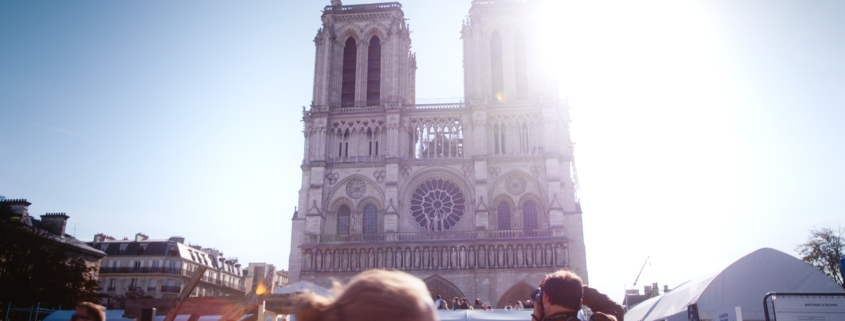 Manifestation durant les journées du patrimoine sur le parvis de la cathédrale Notre-Dame de Paris