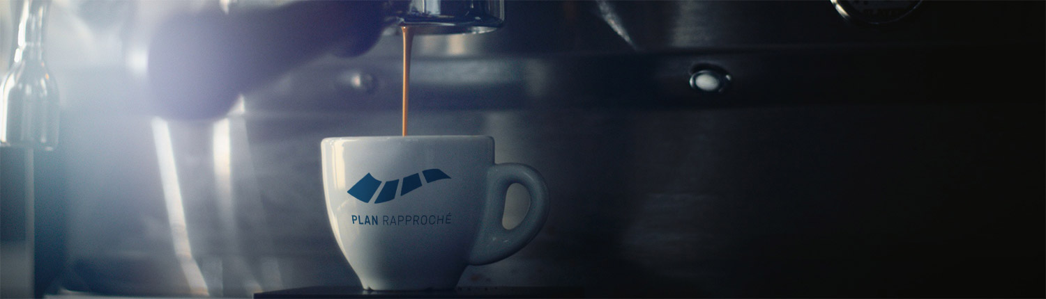 Tasse sous une machine à café.Le café coule dans la tasse qui arbore un logo Plan Rapproché.